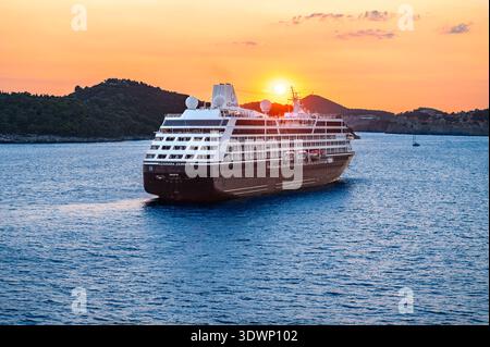 Dubrovnik, Croatie - 25 juillet 2024 : bateau de croisière Azamara Journey naviguant dans le port de Dubrovnik au coucher du soleil Banque D'Images