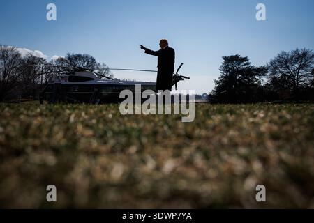 Washington, États-Unis. 27 février 2026. Le président américain Donald Trump fait des gestes vers les partisans rassemblés alors qu’il marche vers Marine One sur la pelouse sud de la Maison Blanche le 27 février 2026 à Washington, DC le président se dirige vers Corpus Cristi, Texas, où il prononcera des remarques sur l’énergie avant de se rendre à Palm Beach, Floride, où il passera le week-end dans son club privé, Mar-a-Lago. (Photo de Samuel Corum/Sipa USA) crédit : Sipa USA/Alamy Live News Banque D'Images