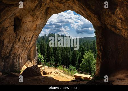 Vue de l'intérieur de la grotte Bijambare donnant sur la forêt verdoyante, Bosnie-Herzégovine. Banque D'Images