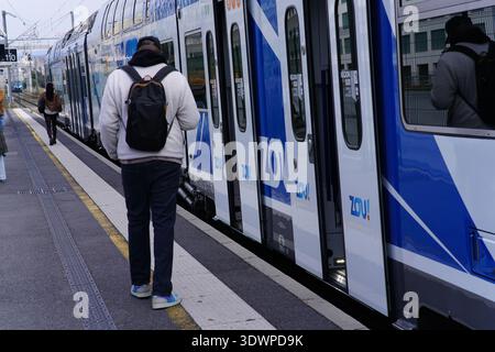 Passager en attente pour monter à bord DU ZOU ! Train régional au quai Gare de Nice-ville, livrée bleue et portes ouvertes, gare Nice French Riviera.Nice, France Banque D'Images