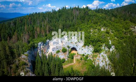 Vue aérienne de haut en bas de l'entrée de la grotte de Bijambare et de la zone forestière protégée, Ilijas, Bosnie-Herzégovine. Banque D'Images