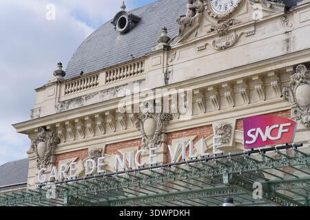 Façade historique de la Gare de Nice-ville avec sculptures ornées, horloge et logo SNCF rose, Nice Côte d'Azur France.Nice Banque D'Images