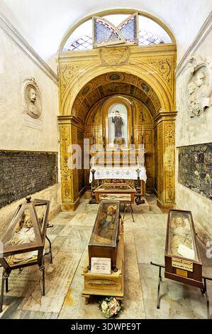 Les visiteurs regardent les catacombes capucines à Palerme, où les momies et les corps sont exposés. Ce site montre une partie unique de l'histoire locale. Banque D'Images
