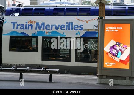 Gros plan de la calèche bleue du train des merveilles avec des graphismes montagneux et une publicité shopping Amazon avec vélo et boîte sur le quai de la gare de Nice. Banque D'Images