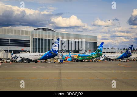 Seattle, Washington - avril 28 2022 : Boeing 737 et Embraer 175 d'Alaska Airlines stationnés aux portes des satellites nord de l'aéroport de Seattle Tacoma Banque D'Images