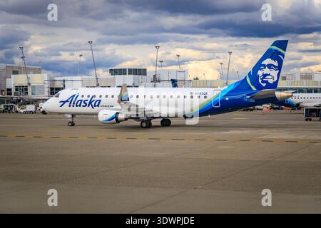 Seattle, Washington - 28 avril 2022 : Alaska Horizon Embraer 175 avion à réaction sur l'aire de trafic près d'un terminal de l'aéroport international Tacoma de Seattle Banque D'Images