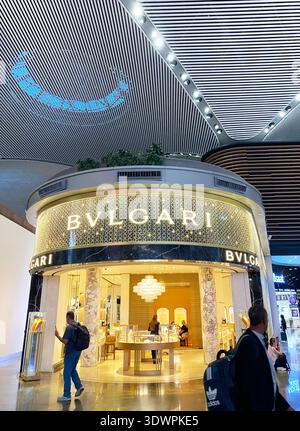 Istanbul, Turquie - 20 octobre 2025 : entrée du magasin Bvlgari à l'aéroport d'Istanbul présentant une architecture moderne et une image de marque illuminée avec les acheteurs Banque D'Images