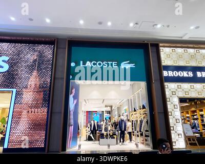 Istanbul, Turquie - 20 octobre 2025 : la façade du magasin Lacoste à l'aéroport d'Istanbul présente le logo de la marque et les vêtements exposés avec les acheteurs qui visitent Banque D'Images