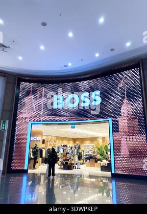 Istanbul, Turquie - 20 octobre 2025 : L'entrée du magasin BOSS à l'aéroport d'Istanbul présente une marque lumineuse et un environnement de vente au détail moderne avec du tissu Banque D'Images