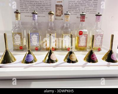 Istanbul, Turquie - 20 octobre 2025 : bouteilles de parfum vintage disposées avec des entonnoirs dorés, mettant en valeur différentes senteurs dans un élégant présentoir de vente au détail Banque D'Images