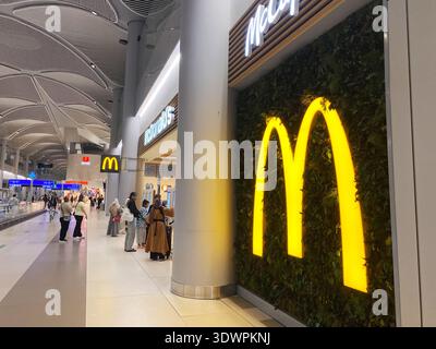 Istanbul, Turquie - 20 octobre 2025 : emplacement McDonald's à l'intérieur de l'aéroport d'Istanbul avec ses célèbres arches dorées et son design intérieur contemporain Banque D'Images