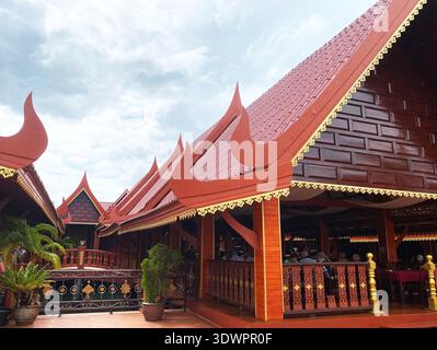 Panyee Island, Thaïlande - 29 octobre 2025 : Restaurant thaïlandais traditionnel avec toits ornés et détails décoratifs sur l'île de Panyee, entouré par Banque D'Images