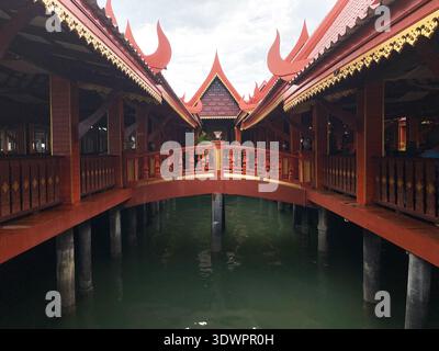 Panyee Island, Thaïlande - 29 octobre 2025 : restaurant thaïlandais traditionnel à l'architecture en bois complexe et aux allées au-dessus de l'eau calme à Panye Banque D'Images