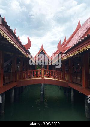 Île de Panyee, Thaïlande - 29 octobre 2025 : bâtiments traditionnels en bois avec des toits complexes sur pilotis reliés par un pont sur l'eau dans une restaura Banque D'Images
