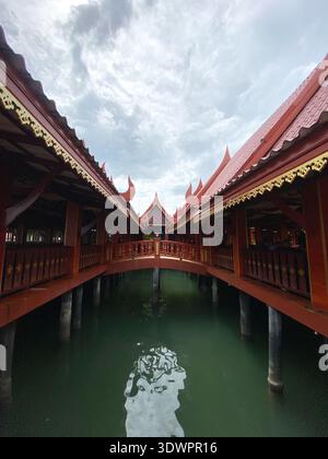 Île de Panyee, Thaïlande - 29 octobre 2025 : architecture de restaurant thaïlandais traditionnel sur pilotis au-dessus de l'eau avec des passerelles en bois et des toits ornés visib Banque D'Images