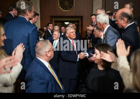 Le président Donald Trump arrive à la Chambre pour prononcer son discours sur l’état de l’Union, mardi 24 février 2026, au Capitole des États-Unis à Washington, D.C. (photo officielle de la Maison Blanche par Daniel Torok) Banque D'Images