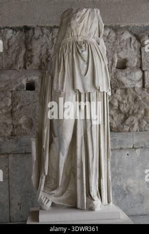 Statue culte d'Apollon Patroos. Œuvre attribuée au sculpteur et peintre grec Euphranor, IVe siècle av. J.-C. Trouvé près du temple d'Apollon, dans l'ancienne Agora d'Athènes. Marbre pentélique. Musée de l'Agora antique. Athènes, Grèce. Auteur : Euphranor. Sculpteur et peintre grec du milieu du IVe siècle av. J.-C. Banque D'Images