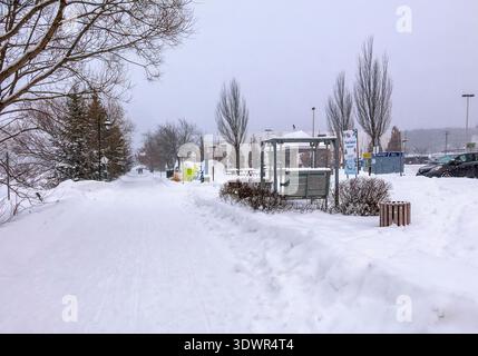 Hiver au Lac Boivin à Granby, Québec, Canada. La zone autour de l'office d'information touristique est populaire pour commencer une visite autour du lac, l'été ou WINT Banque D'Images