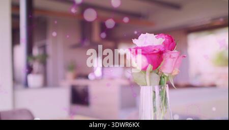 Affichage du bouquet de roses roses roses dans un vase en verre clair sur le comptoir dans la maison moderne, espace de copie Banque D'Images