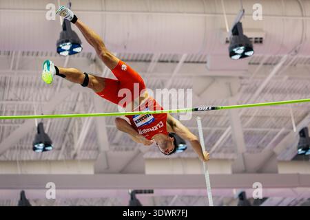 Boston, États-Unis. 27 février 2026. Dillon Kaulback de l’Université Clemson concourt dans la partie voûte à la perche de l’Heptathlon masculin aux Championnats d’athlétisme en salle 2026 de l’ACC. Crédit : Steve LaBonte/Alamy Live News Banque D'Images
