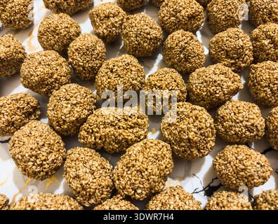 ladoo aux graines de sésame pour le festival dessert traditionnel fait maison Banque D'Images