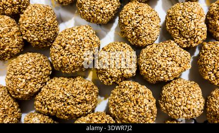 texture de laddu au sésame maison close up de bonbons traditionnels indiens à la til disposés sur l'assiette Banque D'Images