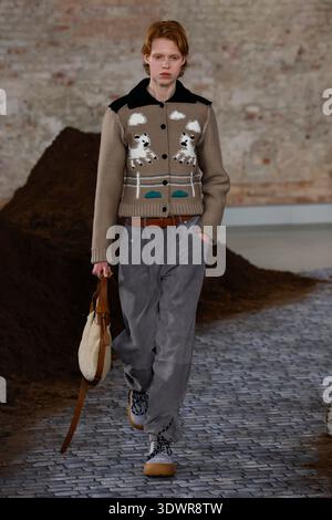 Milan, Italien. 27 février 2026. Défilé MOSCHINO automne/hiver 2026-2027 pendant la Fashion week de Milan le 2026 février - Milan, Italie 27/02/2026 crédit : dpa/Alamy Live News Banque D'Images