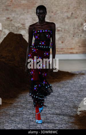 Milan, Italien. 27 février 2026. Défilé MOSCHINO automne/hiver 2026-2027 pendant la Fashion week de Milan le 2026 février - Milan, Italie 27/02/2026 crédit : dpa/Alamy Live News Banque D'Images