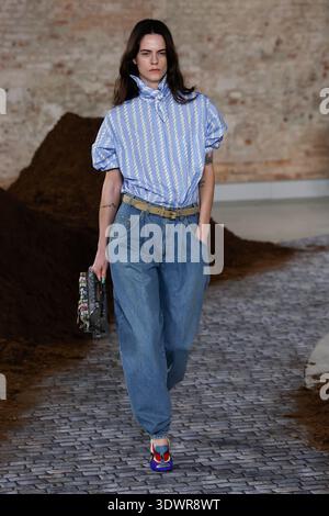 Milan, Italien. 27 février 2026. Défilé MOSCHINO automne/hiver 2026-2027 pendant la Fashion week de Milan le 2026 février - Milan, Italie 27/02/2026 crédit : dpa/Alamy Live News Banque D'Images