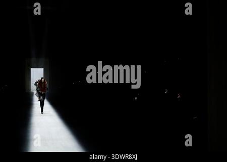Milan, Italien. 27 février 2026. Défilé GUCCI automne/hiver 2026-2027 lors de la Fashion week de Milan le 2026 février - Milan, Italie 27/02/2026 crédit : dpa/Alamy Live News Banque D'Images