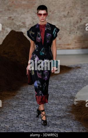 Milan, Italien. 27 février 2026. Défilé MOSCHINO automne/hiver 2026-2027 pendant la Fashion week de Milan le 2026 février - Milan, Italie 27/02/2026 crédit : dpa/Alamy Live News Banque D'Images