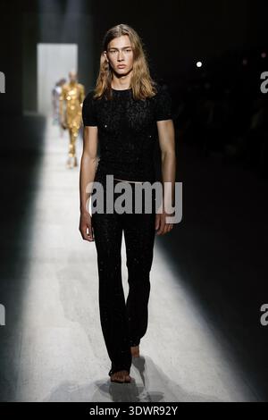 Milan, Italien. 27 février 2026. Défilé GUCCI automne/hiver 2026-2027 lors de la Fashion week de Milan le 2026 février - Milan, Italie 27/02/2026 crédit : dpa/Alamy Live News Banque D'Images