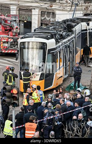 Pékin, Chine. 28 février 2026. Cette photo montre le lieu de l'accident d'un déraillement de tramway à Milan, en Italie, le 27 février 2026. Une personne a été tuée et des dizaines blessées dans un déraillement de tramway vendredi dans le nord de l'Italie, Milan, ont rapporté les médias locaux. Crédit : Xinhua/Alamy Live News Banque D'Images