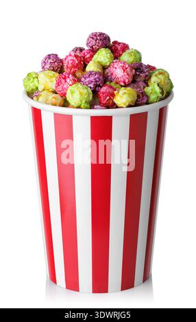 Pop-corn aux fruits caramélisés dans un seau en papier rayé rouge et blanc isolé sur blanc Banque D'Images