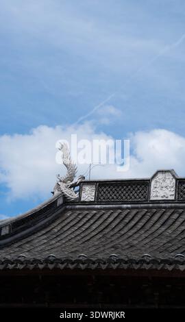 Toit chinois traditionnel avec ornement de dragon contre ciel bleu dans une ancienne ville de Shanghai, Chine. Banque D'Images