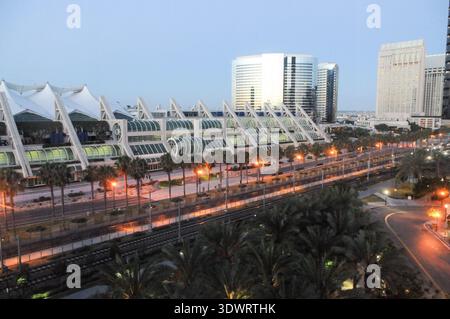 San Diego, États-Unis - 11 novembre 2010. Vue extérieure montrant les gratte-ciel au crépuscule, près du front de mer de San Diego. Banque D'Images