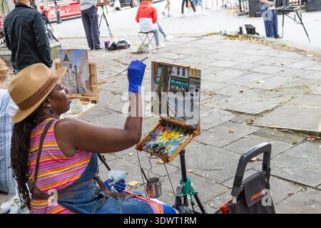 Femme peintre travaillant sur une toile en public. Londres, Royaume-Uni, 10 août 2024 Banque D'Images
