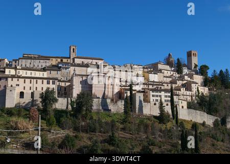Vue de Nocera Umbra, un village médiéval dans la province de Pérouse, Italie. Banque D'Images