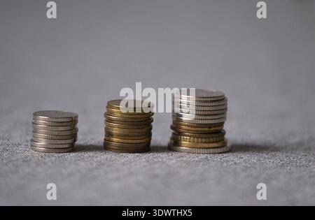 Trois piles de pièces de différentes hauteurs, qui symbolisent souvent la croissance de l'épargne, des investissements ou des processus économiques. Photo horizontale Banque D'Images