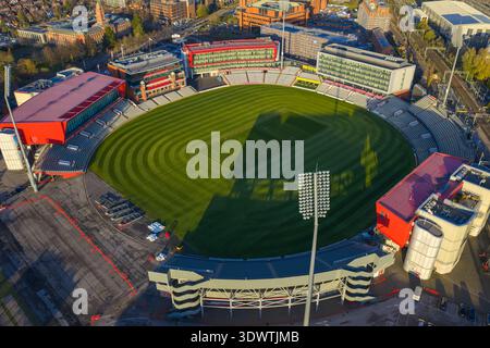 Vue aérienne du stade de cricket Emirates Old Trafford, montrant le terrain circulaire vert et les stands d'hospitalité modernes. Banque D'Images
