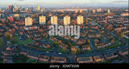 Image aérienne vue vers l'ouest de Miles Platting à travers Ancoats vers le centre-ville de Manchester au lever du soleil. Banque D'Images