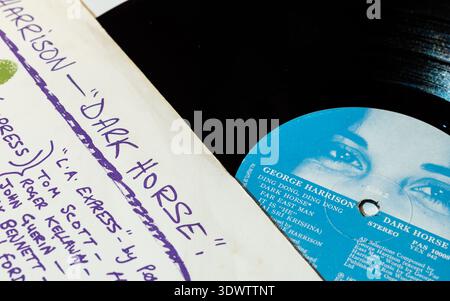 Gros plan de 'George Harrison' - disque vinyle 'Dark Horse' avec pochette de l'album LP, prise de vue en haut angle Banque D'Images