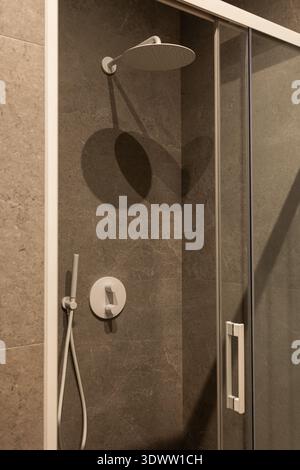 Cabine de douche moderne avec murs en carrelage gris Banque D'Images