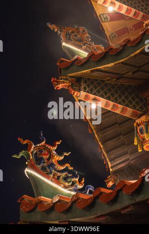 Le toit du bâtiment Satya Dharma Benoa Vihara qui a des sculptures et des ornements typiques de la culture chinoise, 17 février 2026, Bali, Indonésie Banque D'Images