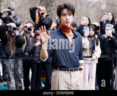 Milan, Italie. 28 février 2026. MILAN, ITALIE - FÉVRIER 28 : Yu Chengen arrive au défilé Ferragamo lors de la Fashion week automne/hiver 2026/2027 de Milan le 28 février 2026 à Milan, Italie. Photo de Marco Piovanotto/Abacapress.com crédit : Abaca Press/Alamy Live News Banque D'Images