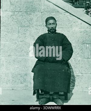 0964.a.1789 Kinesiska Man, Kina est le sujet de cette photographie monochrome historique. Cette entrée d'archives documente un individu chinois au début du XXe siècle à des fins d'inventaire et d'identification. L'image d'archive montre le grain caractéristique du milieu du siècle et l'éclairage à contraste élevé typique des enregistrements de presse d'archives. Banque D'Images