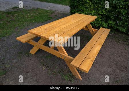 La table d'extérieur portable avec bancs est en bois. Une nouvelle table de pique-nique. Banque D'Images