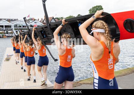 Hollandia Roeiclub, pays-Bas L'équipage féminin transporte un bateau dans l'eau en préparation pour la finale Henley de la coupe Remenham Challenge Banque D'Images