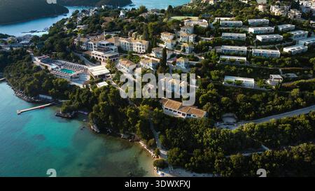 Vue aérienne de villas et appartements de luxe avec piscines sur une colline à Sivota, Grèce. Prise de vue par drone d'une station balnéaire haut de gamme surplombant la mer turquoise. Banque D'Images