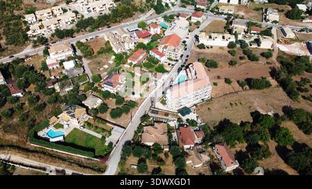Vue aérienne du village de Sivota, Grèce. Photo drone de villas de luxe avec piscines, architecture moderne et rues étroites dans une station balnéaire. Banque D'Images